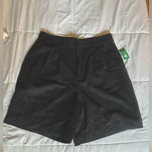 NWT black lightweight tencel Gap shorts, size 8 soft suit pleated shorts